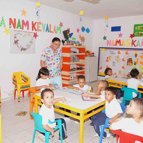 Niños y niñas en clase
